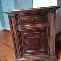 piccola credenza vecchia in legno massello 