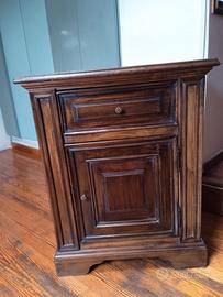 piccola credenza vecchia in legno massello 