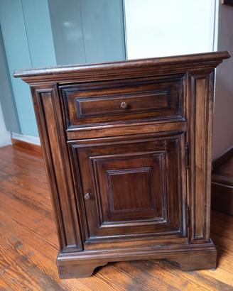 piccola credenza vecchia in legno massello 