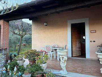 Villetta a schiera con giardino e garage privato