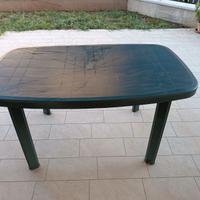 Tavolo da esterno in plastica verde