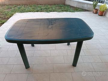 Tavolo da esterno in plastica verde