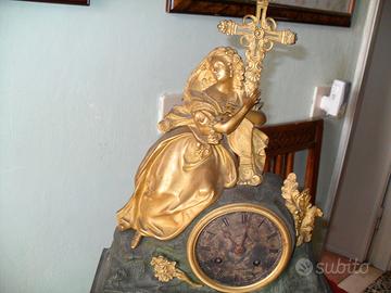 Antico orologio a pendula