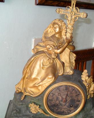 Antico orologio a pendula