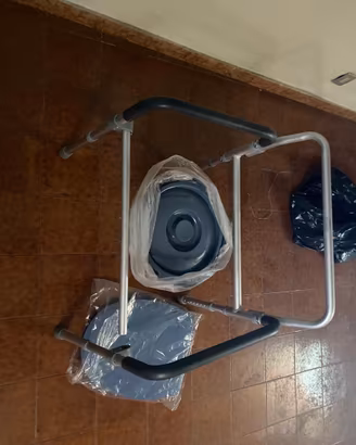 Sedia comoda da bagno/WC e maniglione di supporto