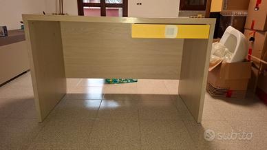 Scrivania in legno