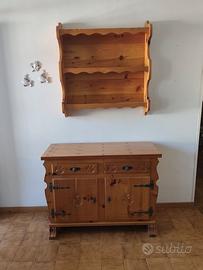 Credenza in legno massello intagliata con piattaia