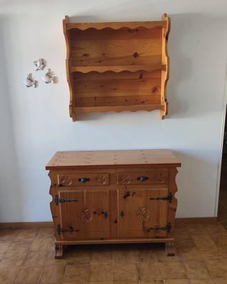 Credenza in legno massello intagliata con piattaia