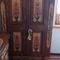 Arredamento tipico tirolese in legno – armadio, co