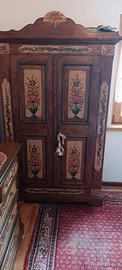 Arredamento tipico tirolese in legno – armadio, co