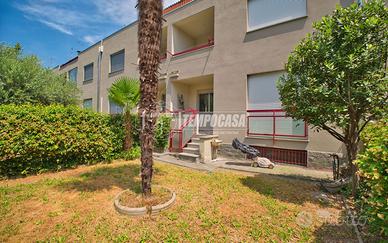 VILLA A SCHIERA , CON GIARDINO PRIVATO E BOX