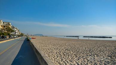 C erchi una casa per il mare da personalizzare?