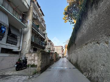 2 LOCALI A NAPOLI