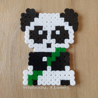 Figura Panda kawaii in pixel art con perline hama