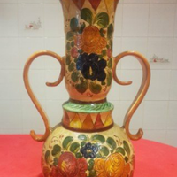 Vaso ad anfora in ceramica fatto e dipinto a mano