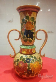 Vaso ad anfora in ceramica fatto e dipinto a mano