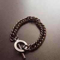 Bracciale a catena nero.