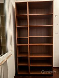 Ampia libreria ben tenuta con scrivania e cassetti