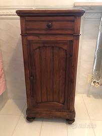 Comodino in legno di abete