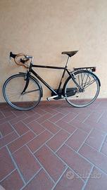 Bicicletta nera da passeggio