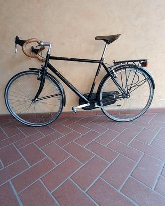 Bicicletta nera da passeggio