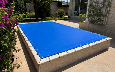 Telo blu per piscina e zona solarium