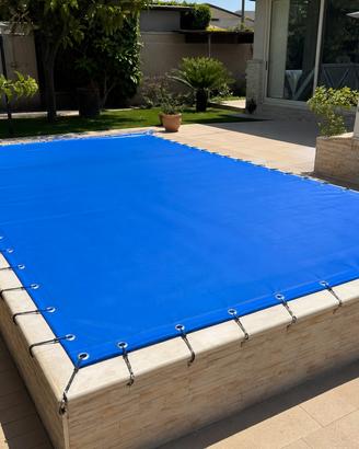 Telo blu per piscina e zona solarium