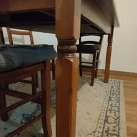 Tavolo da cucina con 4 sedie.