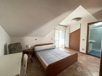 Stanza in appartamento di 120 m² a Milano