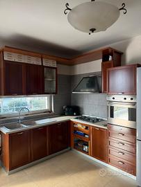 Cucina completa di piano cottura e cappa