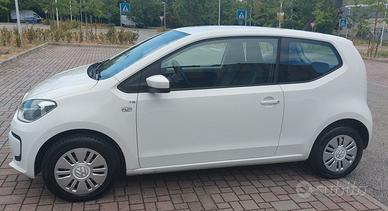 Utilitaria UP Volkswagen bianca