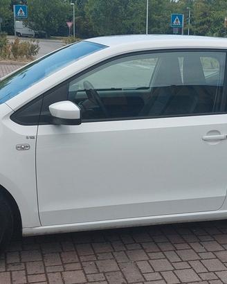 Utilitaria UP Volkswagen bianca