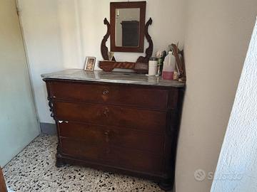 Comò antico in legno massiccio con piano in marmo