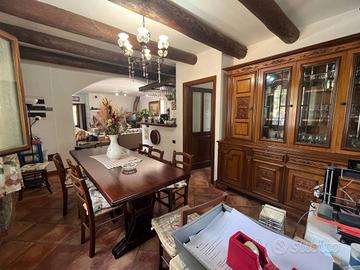 Casa indipendente di 213 m² con più di 5 locali a 