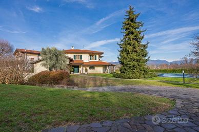 Villa di 410 m² con più di 5 locali e box auto a V