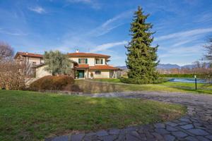 Villa di 410 m² con più di 5 locali e box auto a V