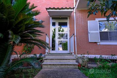 VILLA A SCHIERA A ROMA