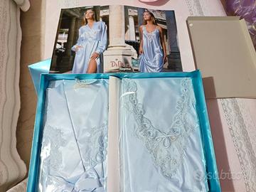 Stock di camicie di notte