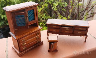 Miniature di mobili in legno
