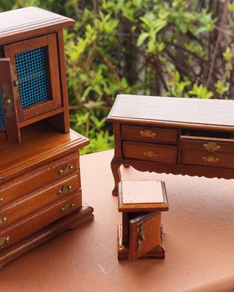 Miniature di mobili in legno