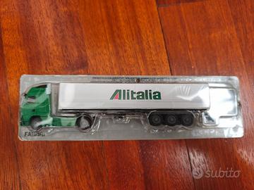 Raro camion Volvo con semirimorchio Alitalia