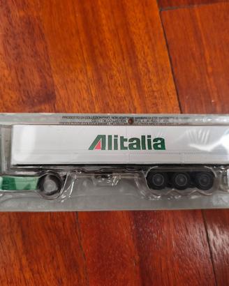 Raro camion Volvo con semirimorchio Alitalia