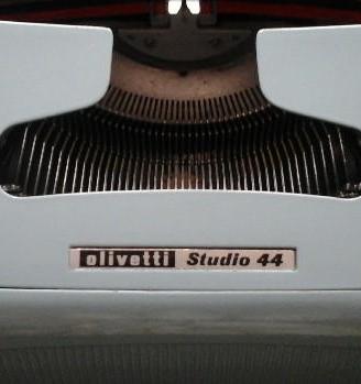 Macchina da scrivere portatile Olivetti 44
