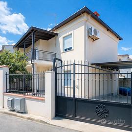 Casa indipendente con due appartamenti arredati