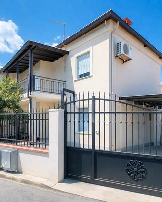 Casa indipendente con due appartamenti arredati