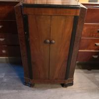 Antica radio con giradischi 