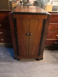 Antica radio con giradischi 