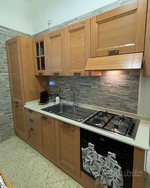 Cucina completa con elettrodomestici.