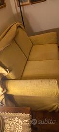 Due divani e due poltrone 