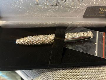 Penna tempestata di cristalli